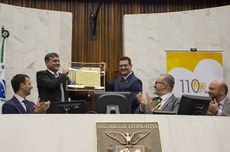 Reitor Luiz Alberto Pilatti recebe menção honrosa em homenagem à UTFPR (Foto: Decom)