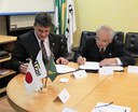 Professores Luiz Alberto Pilatti e Sumihare Noji assinam acordos de cooperação (Foto: Decom)