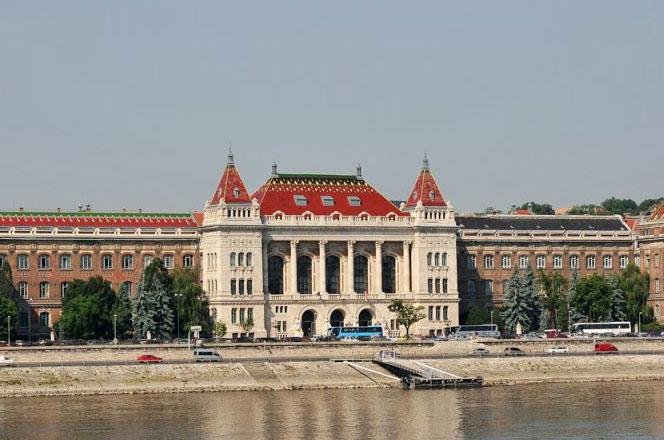 Fachada da Universidade de Budapeste