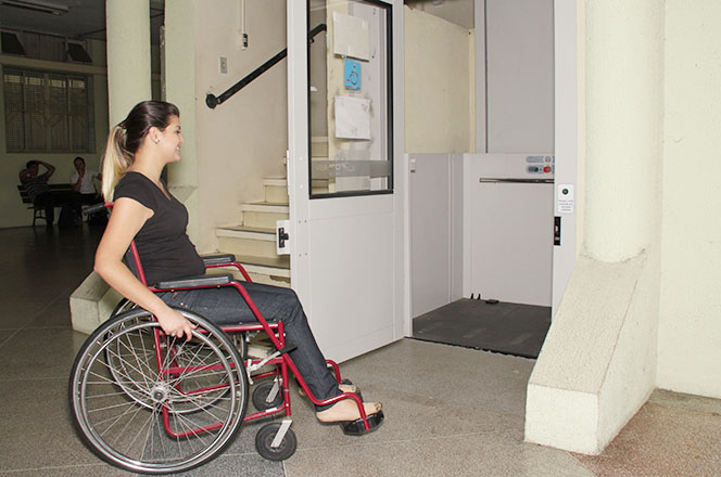 Elevador de acessibilidade no Departamento de Registros Acadêmicos do Câmpus Curitiba (Foto: Decom)