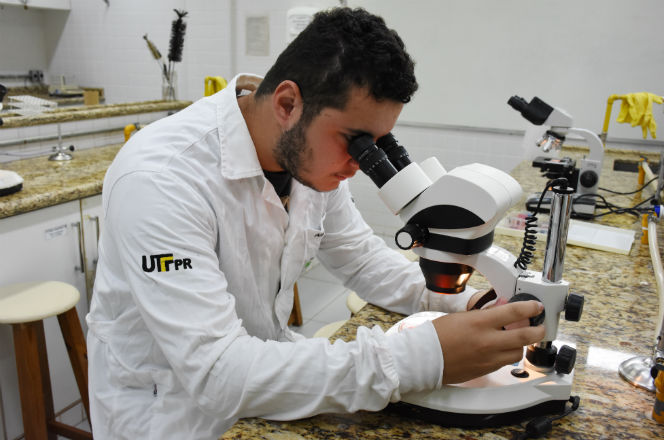 pesquisador em laboratório de Dois Vizinhos.jpg