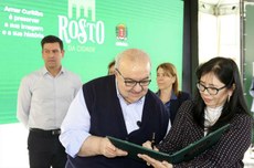 Prefeito de Curitiba, Rafael Greca, e a vice-reitora da UTFPR, Vanessa Ishikawa Rasoto, durante o lançamento do Programa Rosto da Cidade (Foto: Cesar Brustolin/SMCS)