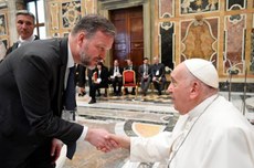 Reitor Marcos Schiefler e o Papa Francisco, chefe de estado do Vaticano (Foto: Divulgação)