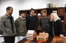 Estudantes e professora trabalham nas maquetes do projeto em Laboratório (Foto: Decom)