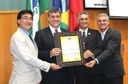 Reitor Pilatti e diretor Sidney (ao centro), com os vereadores Jairo Tamura e Anauri Cardoso, recebem a homenagem