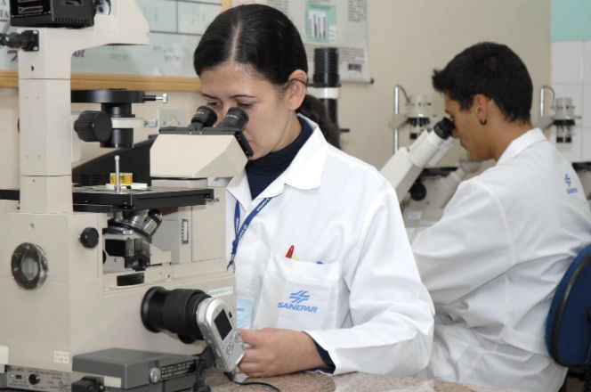 Pesquisadores em laboratório da Sanepar (Foto: Divulgação/Sanepar)