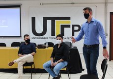 Da esquerda para a direita: Prof. Gustavo Pricinotto (Chefe do Departamento de Educação), Prof. Guilherme Alceu Schneide (Pró-Reitor Adjunto) e Prof. Jean-Marc Stéphane Lafay (Pró-Reitor de Graduação e Educação Profissional).