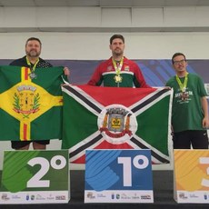 Professor ganha medalha em competição de xadrez