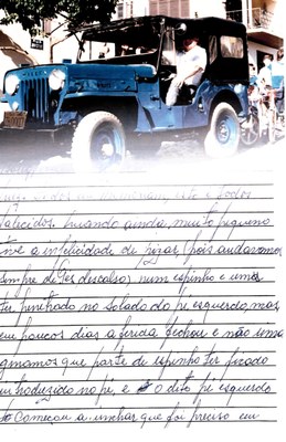 Contracapa do livro “Relatos do Métrio”: Senhor Demétrio desfilando com seu Jeep Willys 1954 e abaixo uma amostra de sua caligrafia grafada há menos de uma década.