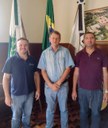 Na foto estão (da esquerda para direita) os Professores Adriano Stadler, Coordenador do Centro de Referência do IFPR de Ponta Grossa, o Diretor-Geral da UTFPR Campus Ponta Grossa, Abel Dionizio Azeredo e o Diretor-Geral do campus Curitiba do IFPR, Adriano Willian da Silva Viana Pereira.