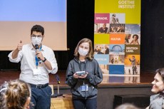 Igor e Johanna apresentando a ideia de solução.