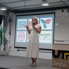 Professora Danilene Berticelli no Auditório 1 da UTFPR-TD