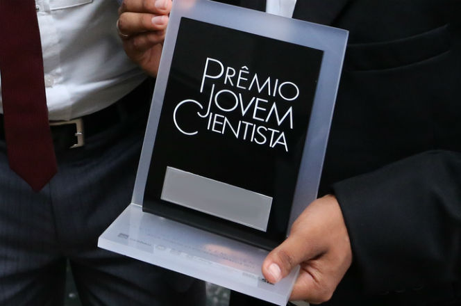 Foto do troféu Prêmio Jovem Cientista